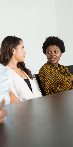 2 women having a conversation at a table